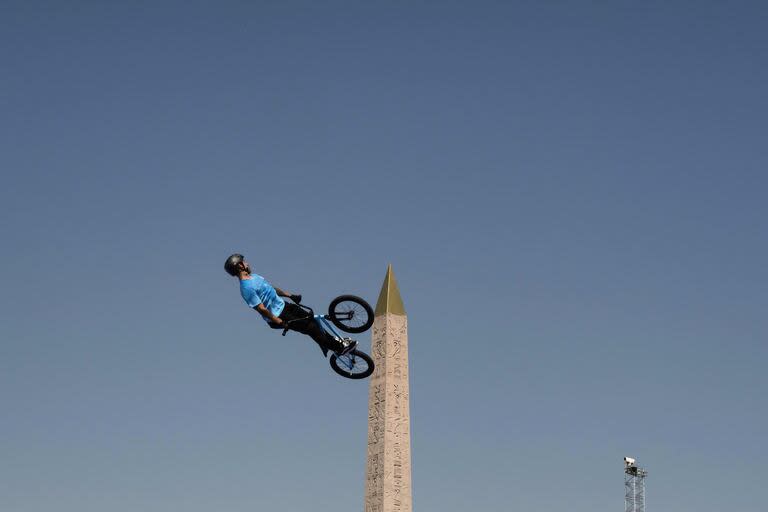 El argentino José Torres Gil participa en una sesión de entrenamiento de estilo libre de BMX durante los Juegos Olímpicos de París 2024