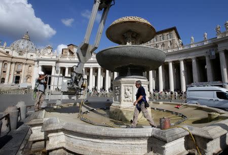 Workers stand in a fountain in Saint Peter's Square at the Vatican July 25, 2017. REUTERS/Max Rossi