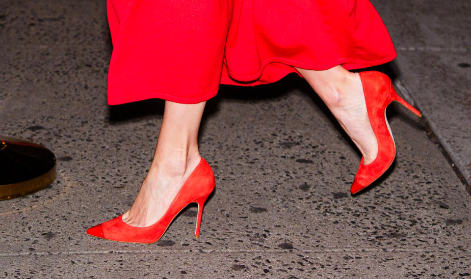 Karlie Kloss, red pumps, pumps, pointed-toe pumps, 