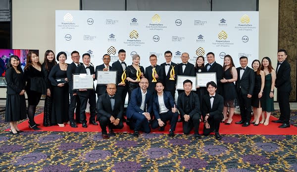 Mah Sing’s team celebrate the Group’s win at the PropertyGuru Asia Awards Malaysia with iProperty 2023.