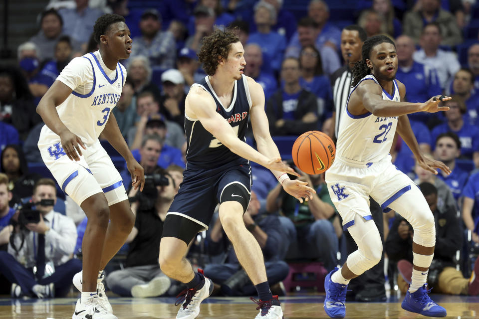 Howard's Jordan Wood, middle, passes the ball away from Kentucky's Adou Thiero (3) and Cason Wallace (22) during the second half of an NCAA college basketball game in Lexington, Ky., Monday, Nov. 7, 2022. Kentucky won 95-63. (AP Photo/James Crisp)