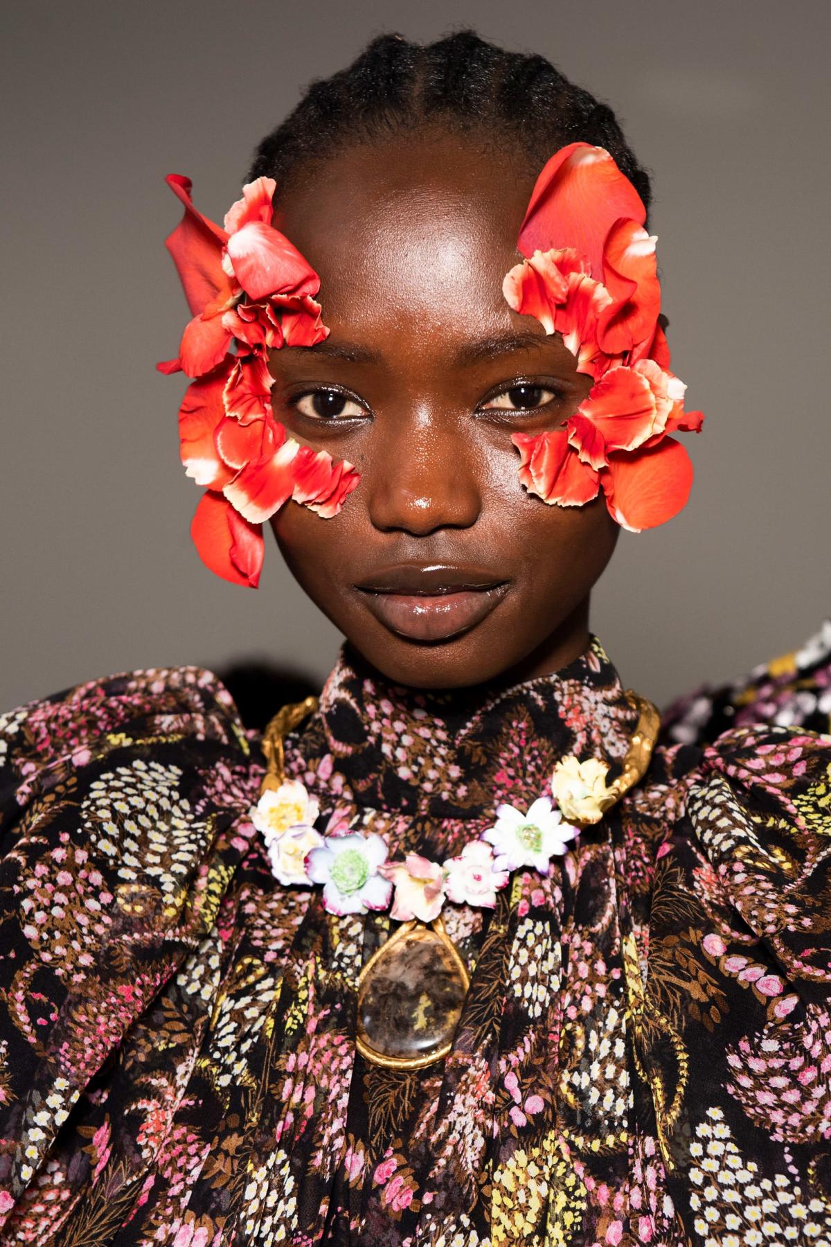 At Giambattista Valli, Models Wore Mesmerizing Florals on Their Faces