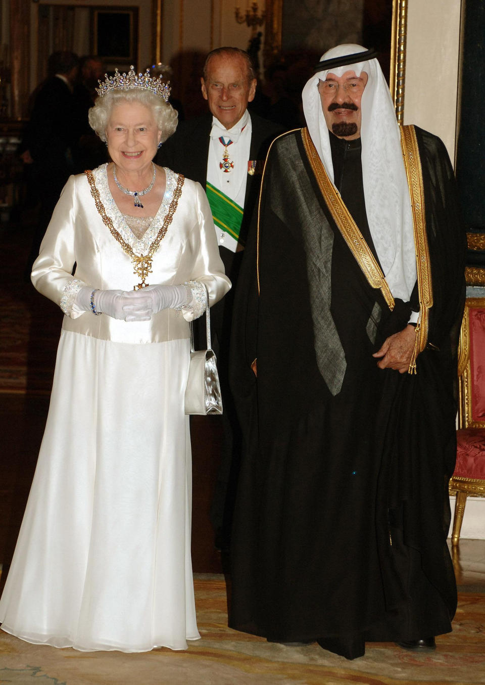 Una fotografía de grupo del rey Abdullah de Arabia Saudita (a la derecha) con la reina Isabel II (a la izquierda) y el duque de Edimburgo (en el centro) antes del banquete de Estado en el Palacio de Buckingham en Londres, después del primer día de la visita de los reyes saudíes. (Foto de John Stillwell - PA Images/PA Images vía Getty Images)