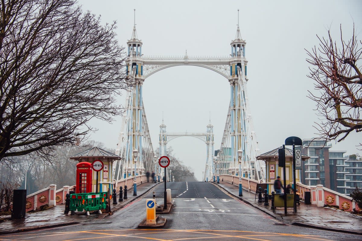 Protesters force both baby daddy’s to carry Bridget over Albert Bridge  (Getty Images/iStockphoto)