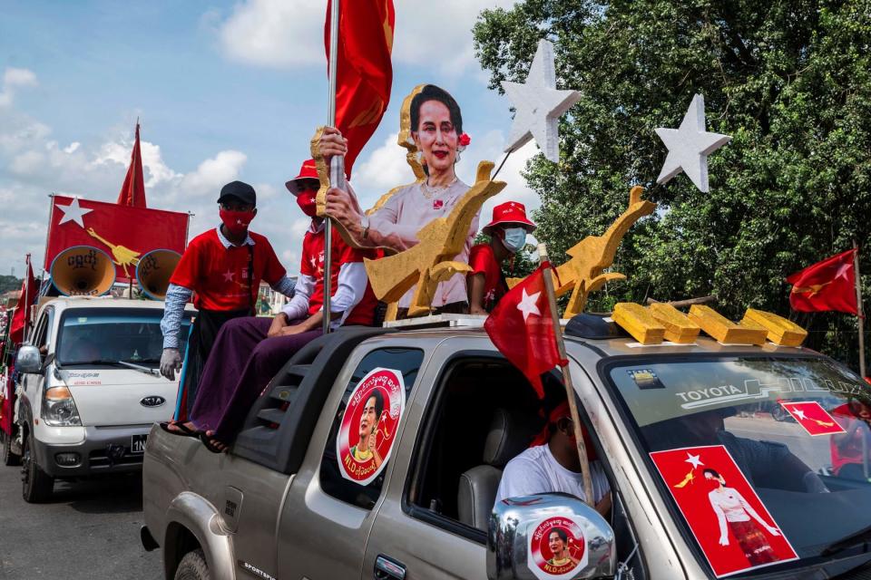 2020年10月25日，緬甸城市仰光，大選前，全民盟支持者帶著國務資政昂山素姬的肖像在街道上拉票。