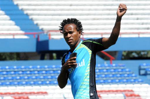 El mediocampista de 40 años brasileño del Gremio, Ze Roberto, durante el reconocimiento del Parque Central, en Montevideo, el 12 de febrero de 2014 (AFP/Archivos | MIGUEL ROJO)