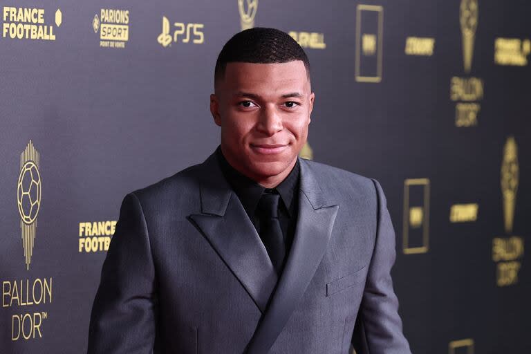 Kylian Mbappe posa antes de la ceremonia de entrega del Balón de Oro de Fútbol de Francia 2023 en el Theatre du Chatelet de París el 30 de octubre de 2023.