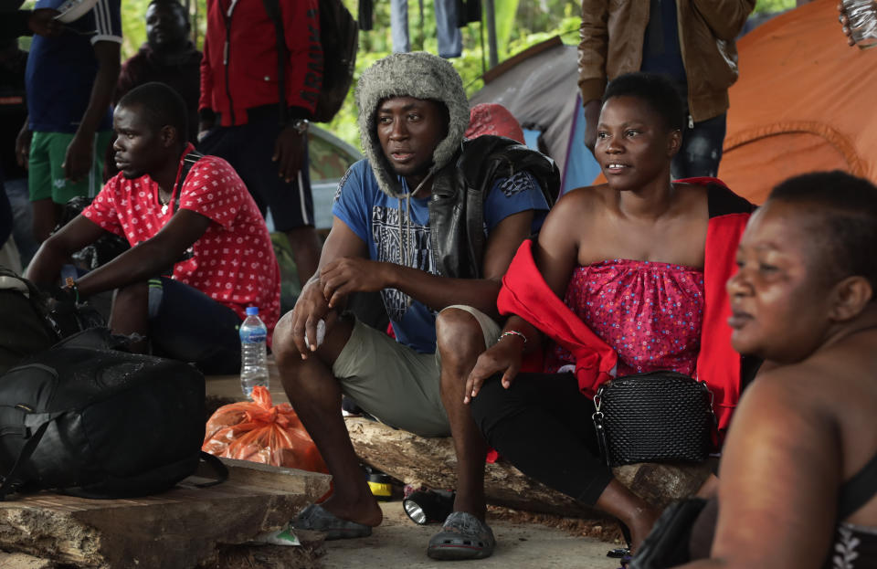 En esta imagen, tomada el 25 de mayo de 2019, un grupo de migrantes de Camerún descansan en Bajo Chiquito, en la provincia de Darién, en Panamá. Cerrar la frontera con Colombia sería "difícil" y no es una opción, señaló el presidente de Panamá, Juan Carlos Varela. "Eso pondría en peligro la vida de estas personas", agregó. (AP Foto/Arnulfo Franco)