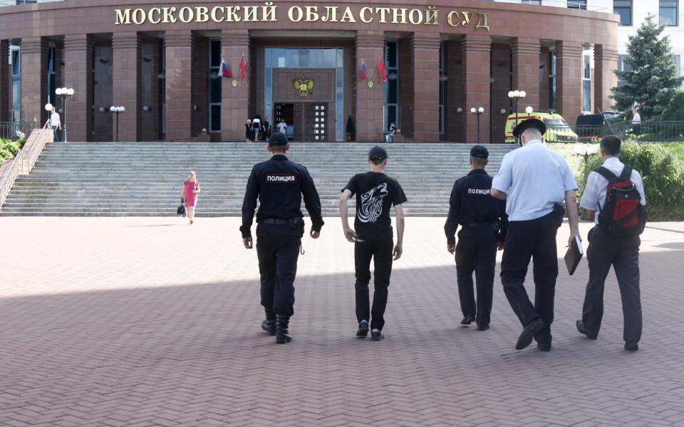 Police officers walk towards Moscow Regional Court - Credit: Andrey Nikerichev/Moscow News Agency