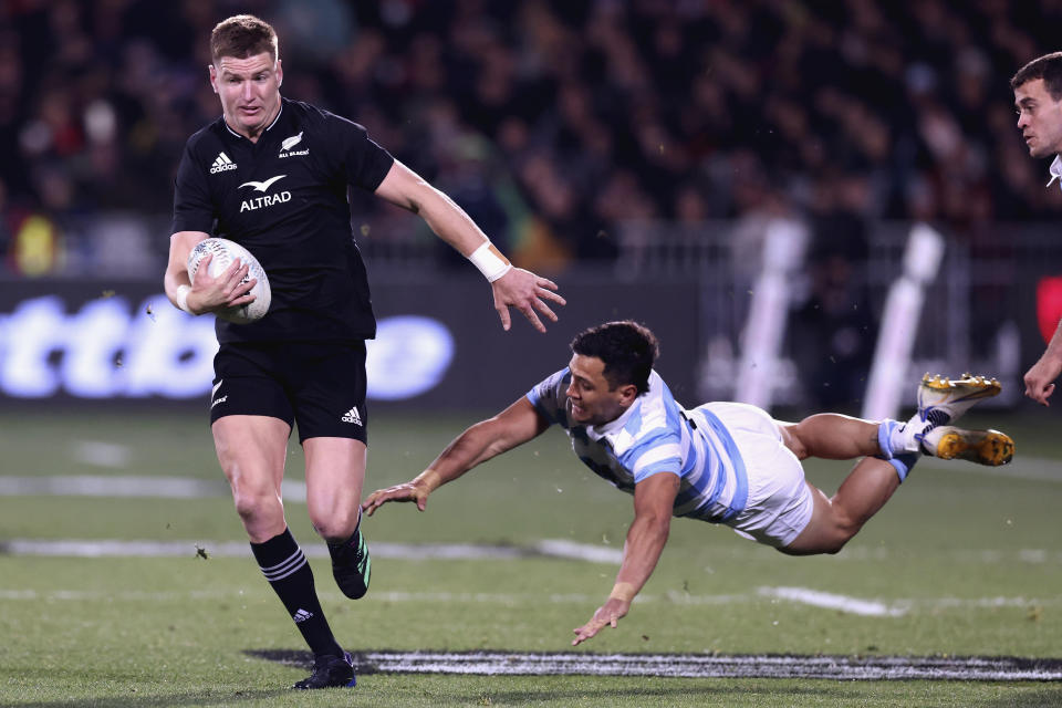 Jordie Barrett of New Zealand, left, escapes a diving tackle by Argentina's Matias Moroni during their Rugby Championship test match in Christchurch, New Zealand, Saturday, Aug. 27, 2022. (Martin Hunter/Photosport via AP)