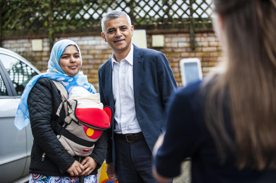 Anders als der alte, machte sich der neue Bürgermeister Londons, Sadiq Khan, für einen Verbleib seines Landes in der EU stark. Hier lässt sich der Labour-Politiker mit einer Wählerin fotografieren. (Bild: ddp, Lucy Young, Evening Standard)