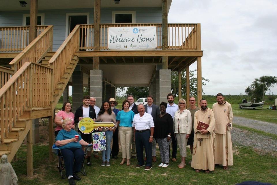 Representatives from Bayou Community Foundation, Mennonite Disaster Service and project partners welcome Linda Faye Pellegrin and family to their new home in Dulac.