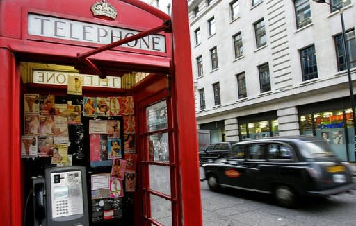 (Archivo) La foto, tomada el 17 de enero de 2006, muestra una cabina telefónica en Londres repleta de avisos relativos a la prostitución. (AFP | john d mchugh)