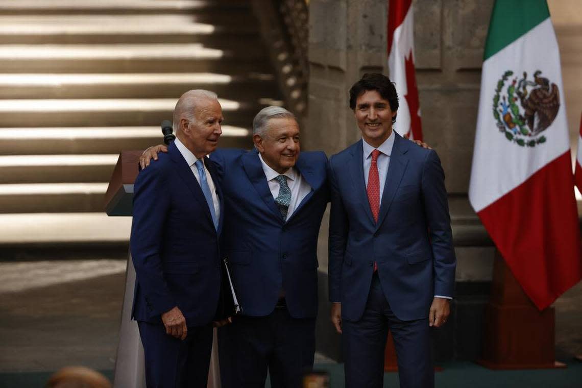 Los presidentes de México, Andrés Manuel López Obrador (c), de Estados Unidos, Joe Biden (i), y el primer ministro de Canadá, Justin Trudeau, se reúnen en el Palacio Nacional en Ciudad de México.