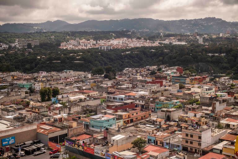 Ciudad Cayalá, al fondo, es una reluciente ciudad planificada en las afueras de la capital de Guatemala