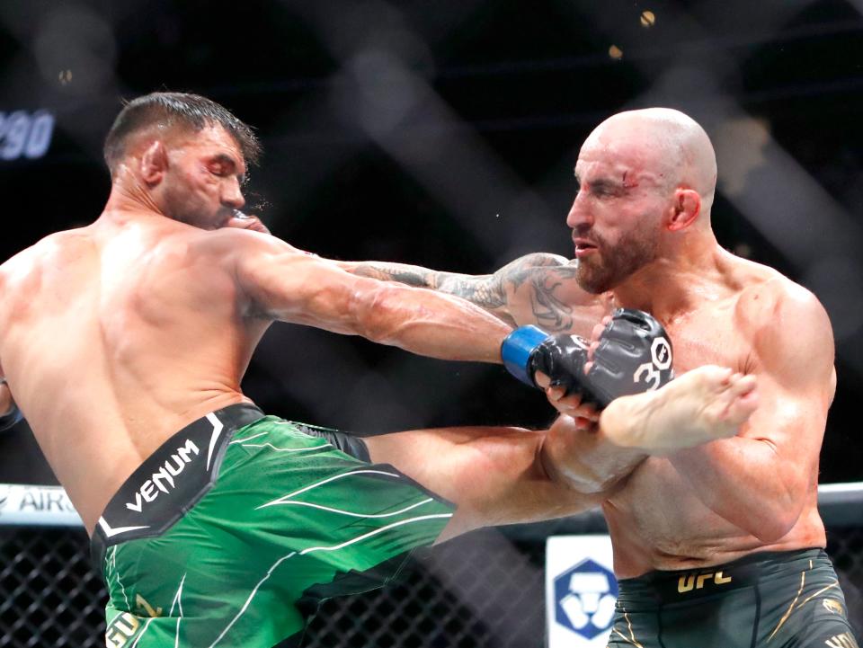 Alexander Volkanovski (right) during his win against Yair Rodriguez (Getty Images)