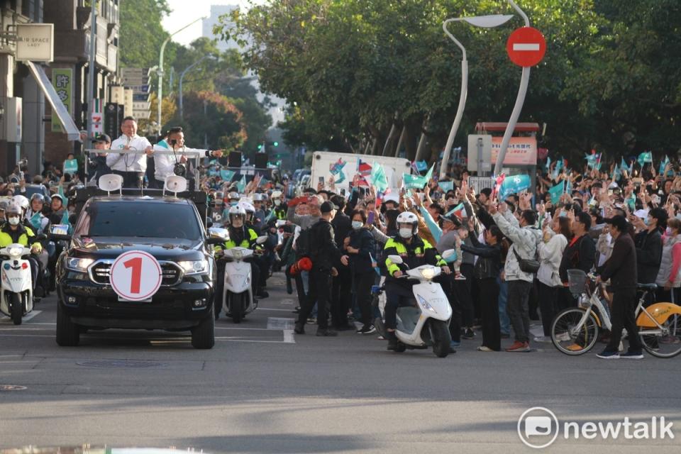 民眾黨總統候選人柯文哲在台中掃街拜票，引發大量民眾聚集。但柯前幕僚吳靜怡表示，支持者都是「選爽的」。（資料照片）   圖：周煊惠 / 攝