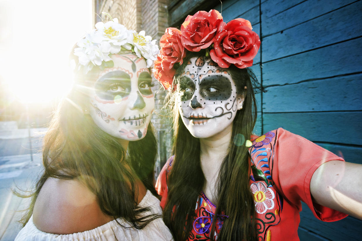 Si no tienes tiempo para buscar un disfraz para Halloween y Día de Muertos, esto es para ti. Foto: Getty Images. 