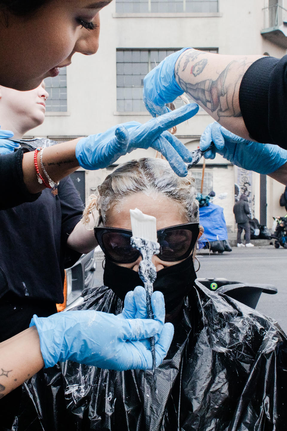 James Junious, peluquero de Beauty 2 the Streetz, le hace un corte de cabello a Jordan Leaks, en el área de Skid Row de Los Ángeles, el 10 de junio de 2023. (Alex Welsh/The New York Times)