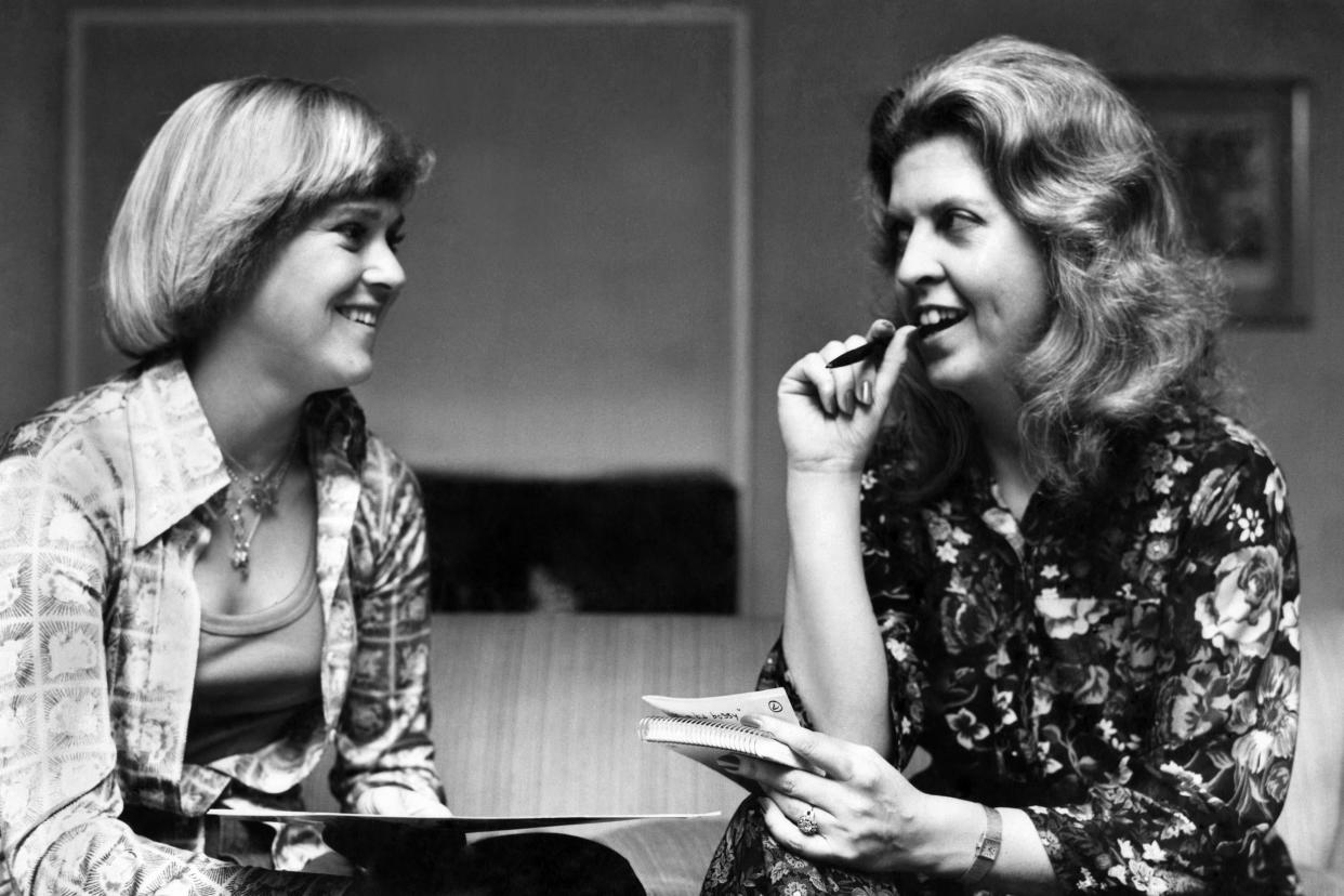 Newman (right) interviews tennis star Sue Barker in 1977 (Alamy)