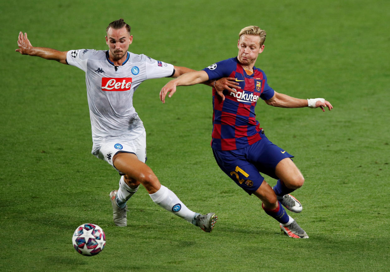 Gegen Neapel lief Barcelonas Frenkie De Jong (rechts) mit einem auffälligen Verband an der Hand auf. Hintergrund war ein fieser Bienenstich. (Bild: REUTERS/Albert Gea)