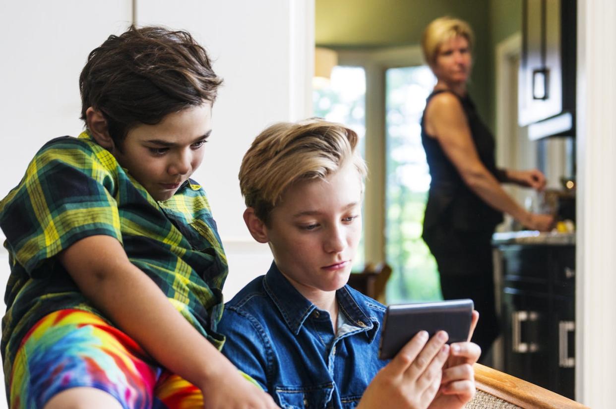 'Problematic' internet use is associated with mental health concerns like loneliness and depression. <a href="https://www.gettyimages.com/detail/photo/mother-with-slightly-concerned-look-on-her-face-royalty-free-image/691195326?phrase=parent+monitoring+kid+screen+use&adppopup=true" rel="nofollow noopener" target="_blank" data-ylk="slk:Fertnig/E+ via Getty Images;elm:context_link;itc:0;sec:content-canvas" class="link ">Fertnig/E+ via Getty Images</a>