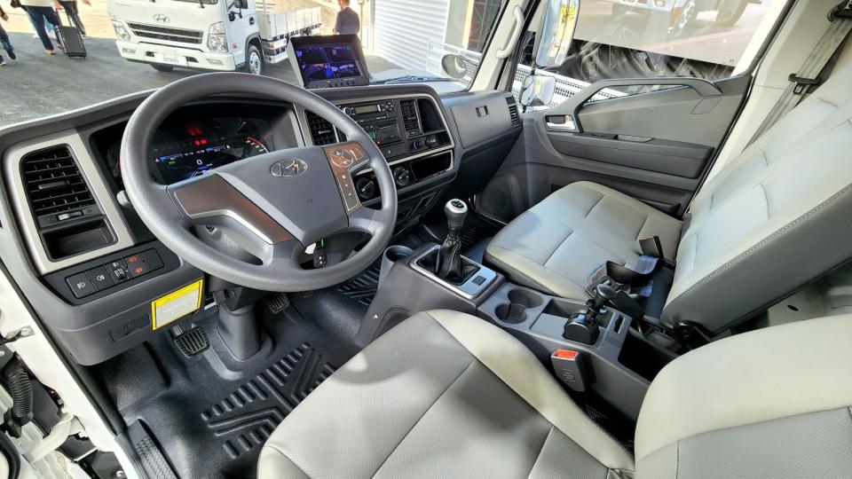 QT500具備媲美重車級的豪華寬敞座艙，包括雙色皮質座椅、7吋全彩多功能數位儀錶、方向盤四向調整、自動啟閉頭燈、主機音響等皆為標配。