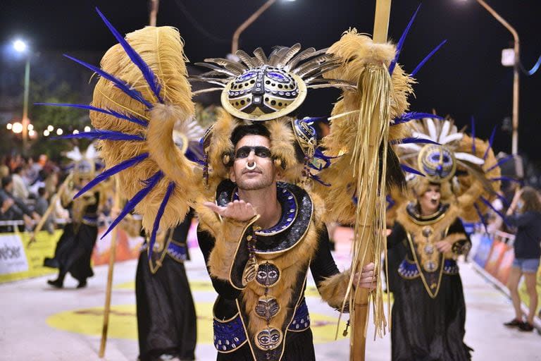 El impactante look de Muri, la esposa de Lisandro Martínez, que sorprendió en el carnaval de Gualeguaychú: “Representando a la Selección”