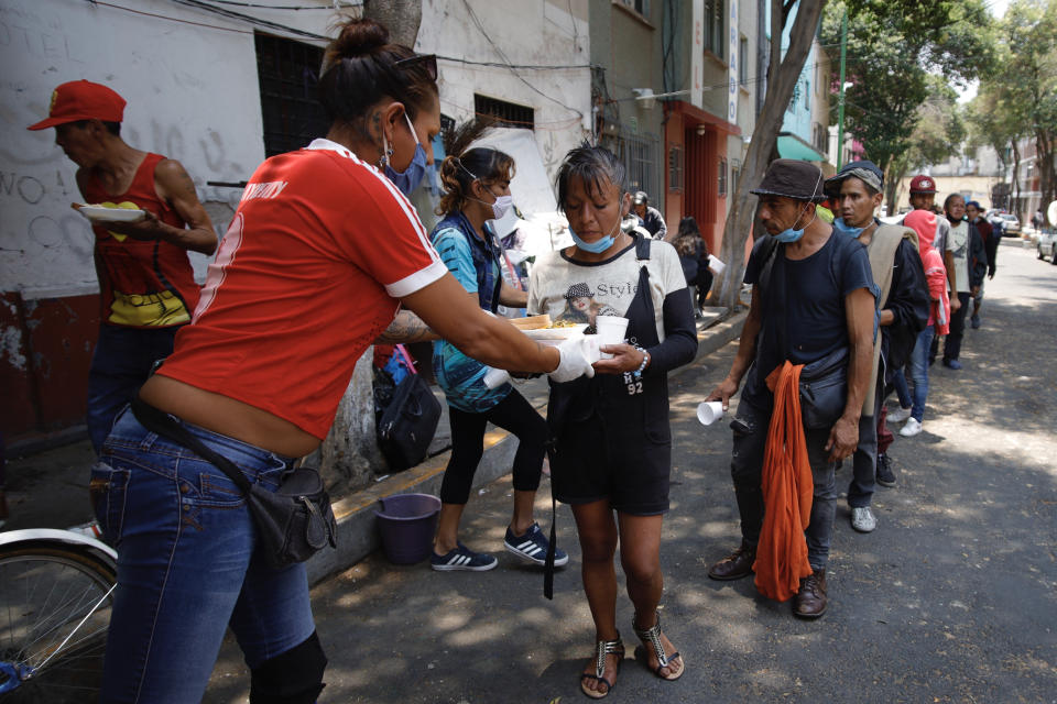 Miembros de la comunidad trans de la Ciudad de México, reparten comida a las afueras del metro Revolución para gente en situación de calle. NOTIMEX/FOTO/PAOLA HIDALGO/PHG/SOI/VPG