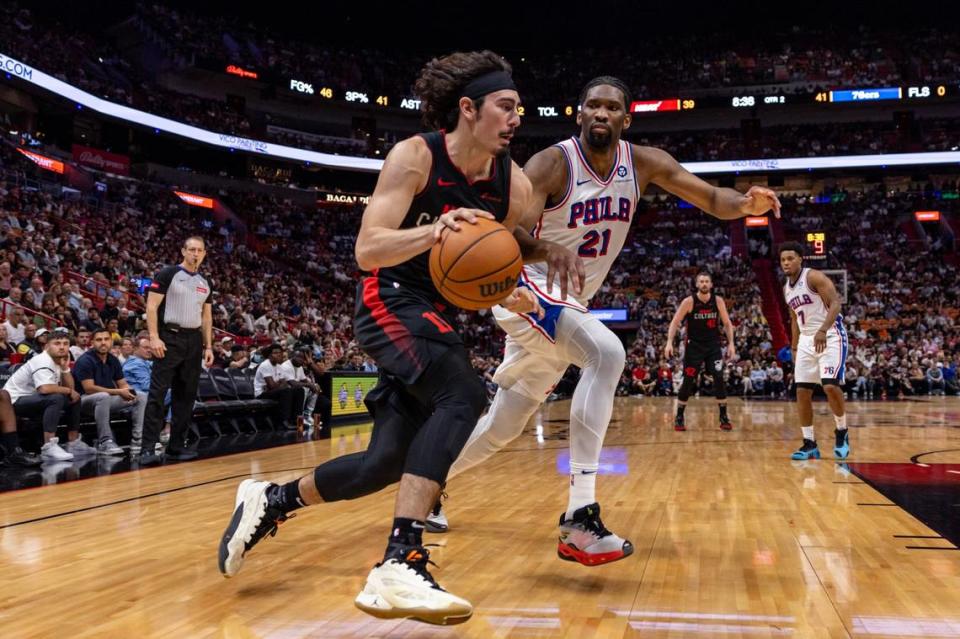 El jugador del Heat Jaime Jáquez Jr. (izq.) trata de pasar la marca de Joel Embiid, de los 76ers de Filadelfia, en el partido celebrado el 4 de abril de 2024 en Miami.