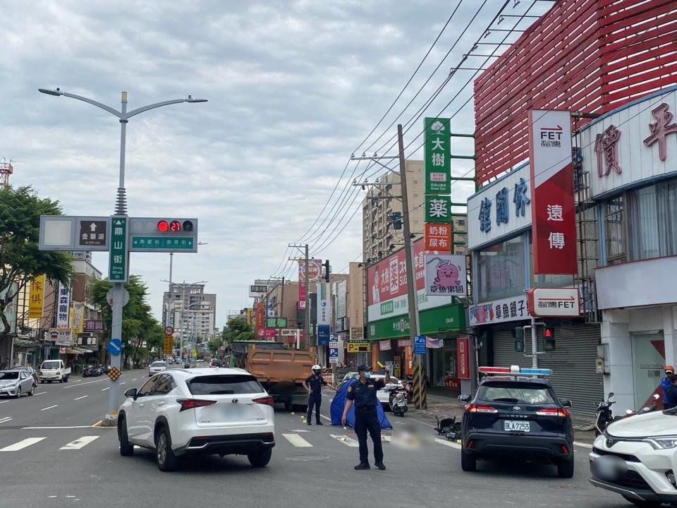 徐姓男子1日上午駕駛砂石車行經高雄市三民區鼎山街、鼎勇街口右轉時，疑因內輪差撞倒騎乘電動輔助車的73歲王姓婦人，王婦送醫不治。（圖／高雄市三民二警分局提供）