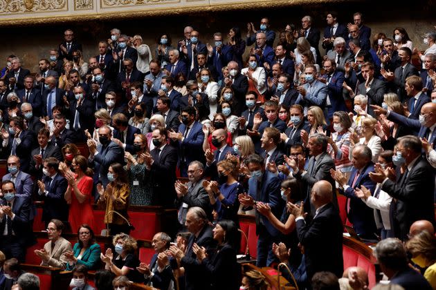 (Photo des membres du parlement applausissant à l'hommage aux militaires tombés au combat le 6 juillet 2022. Par REUTERS/Benoit Tessier) (Photo: Benoit Tessier via Reuters)