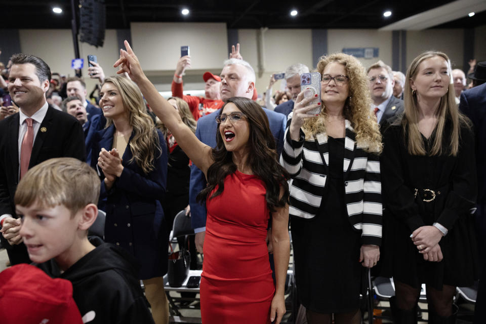 La representante Lauren Boebert (republicana de Colorado), quien en septiembre fue captada por la cámara de seguridad de un teatro mientras vapeaba y se manoseaba con su cita, celebra la entrada al escenario del expresidente Donald Trump en un acto de campaña en Richmond, Virginia, el 2 de marzo de 2024. (Tom Brenner/The New York Times)