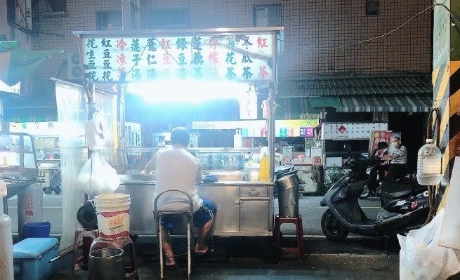 高雄豆花攤遭衛生局依食品安全衛生管理法勒令停業。（Facebook記者爆料網）