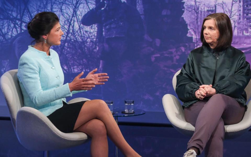 Sahra Wagenknecht (links) und Katrin Göring-Eckardt verhakten sich in altbekannten Standpunkten. (Bild: WDR / Oliver Ziebe)