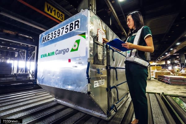 長榮航空年度地勤招募預計聘用十九個不同職類地勤人員，包含客、貨運運務、客服人員等多項職位。（圖：長榮航空提供）