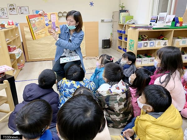 新月非營利幼兒園課後留園活動，老師說故事。（圖：新北市教育局提供）