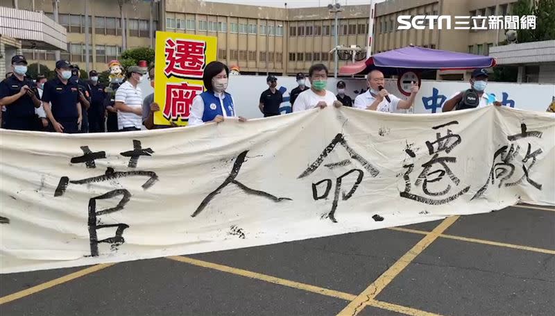 國民黨高雄市議員陳麗娜與居民包圍大林煉油廠，希望政府正視問題。（圖／翻攝畫面）