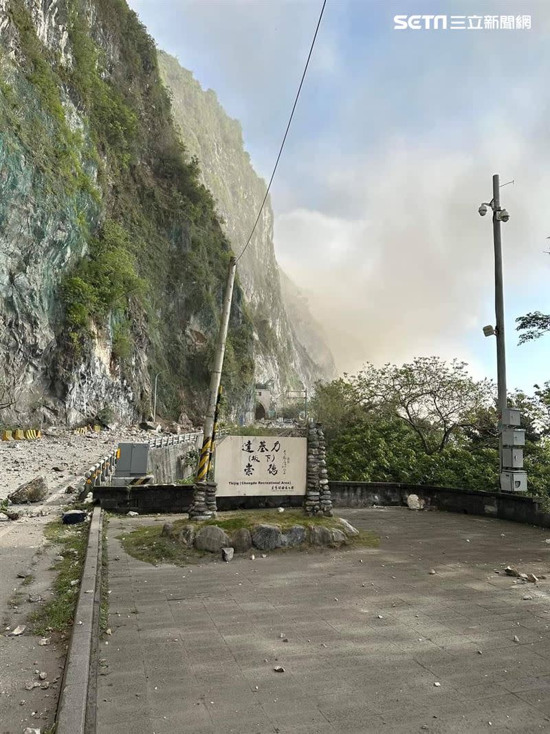 蘇花公路因為地震目前中斷，甚至有小客車遭巨石砸中。（圖／翻攝畫面）