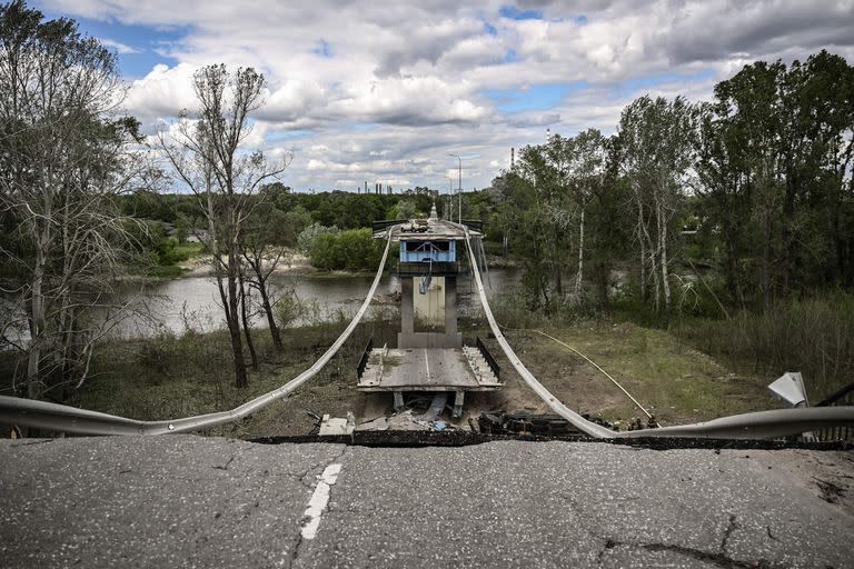 Una imagen tomada el 22 de mayo de 2022, muestra el puente destruido que conecta la ciudad de Lisichansk con la ciudad de Severodonetsk en la región oriental ucraniana de Donbass, en medio de la invasión rusa de Ucrania. 