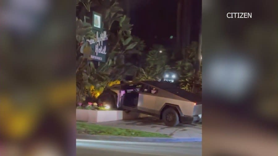 Cybertruck crashes into Beverly Hills Hotel sign