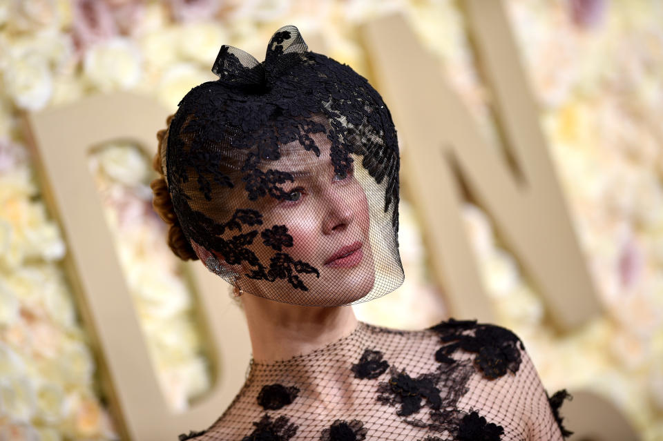 Rosamund Pike bezauberte auf dem roten Teppich der Golden-Globes-Gala mit einer schwarzen Spitzenrobe samt dramatischem Headpiece. (Bild: Getty Images)