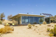 Ubicada en medio del desierto, cerca de la comunidad de Pioneertown, esta vivienda no tiene acceso a la red eléctrica y se alimenta exclusivamente de los paneles solares que recubren su diseño exterior. Destaca también por sus ventanales de cristal que permiten disfrutar de unas vistas únicas. (Foto: <a href="http://www.airbnb.es/rooms/19606?_set_bev_on_new_domain=1581947275_h0ht9HohYM%2B8MAR4&source_impression_id=p3_1581947275_NfrgTly3pZwh8L6Q" rel="nofollow noopener" target="_blank" data-ylk="slk:Airbnb;elm:context_link;itc:0;sec:content-canvas" class="link ">Airbnb</a>).