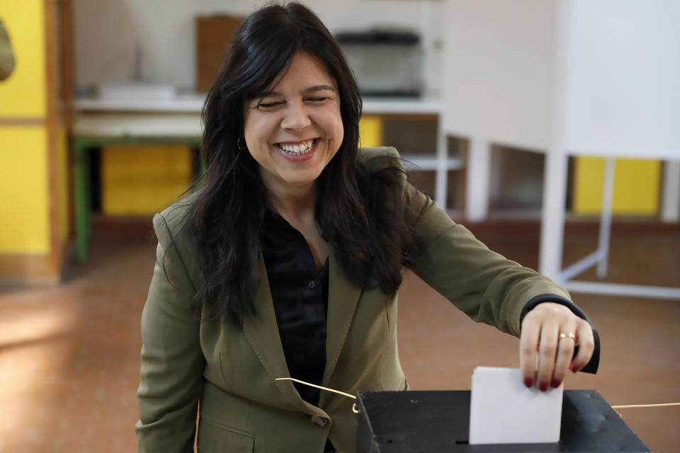 Inés de Sousa Real, líder del Partido de Personas, Animales y Naturaleza, vota en una casilla electoral, el 10 de marzo de 2024, en Lisboa. (AP Foto/Joao Henriques)