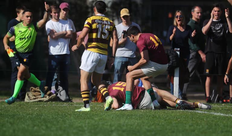 Francisco Pasman consigue el try con respaldo de Juan Lanza y Pedro Arana ya nada puede hacer; para el juez de touch la conquista de Newman es válida.