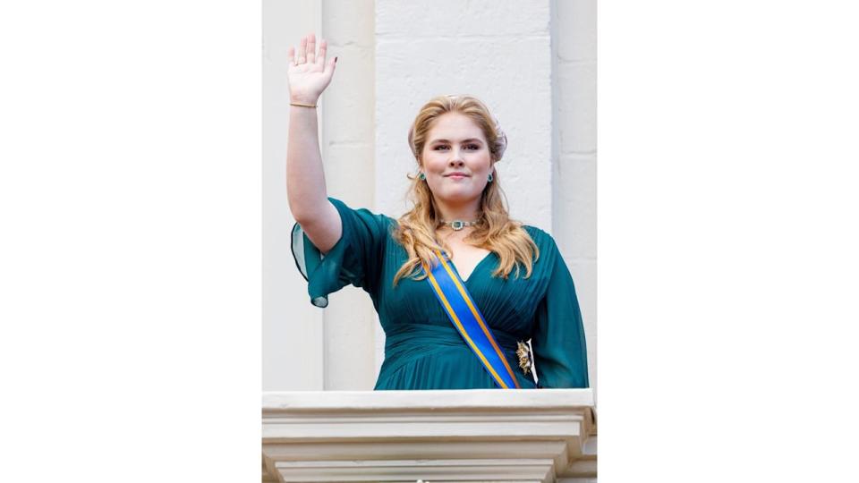 Princess Catharina-Amalia waving from balcony