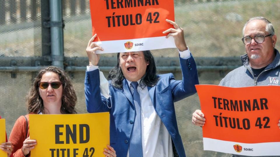 Manifestantes protestan conta el Título 42 en la frontera