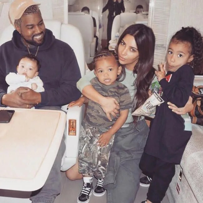 Kim y Kanye en una de sus idílicas fotos familiares con 3 de sus 4 hijos credit:Bang Showbiz