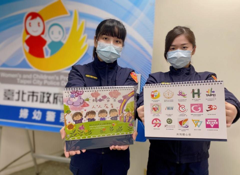 台北市婦幼警察隊首次集合十五個婦幼網絡團隊製作桌曆，共同宣導婦幼安全理念。（記者周閩生攝）