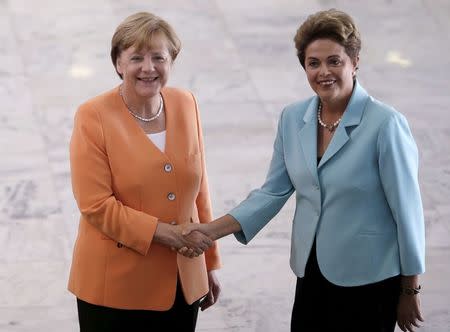 German Chancellor Angela Merkel (L) shakes hands with Brazil's President Dilma Rousseff before a meeting at the Planalto Palace in Brasilia, Brazil, August 20, 2015. REUTERS/Ueslei Marcelino